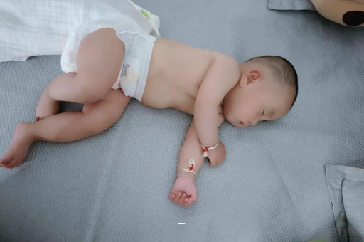 供卵助孕联系方式五个月宝宝拇指内扣